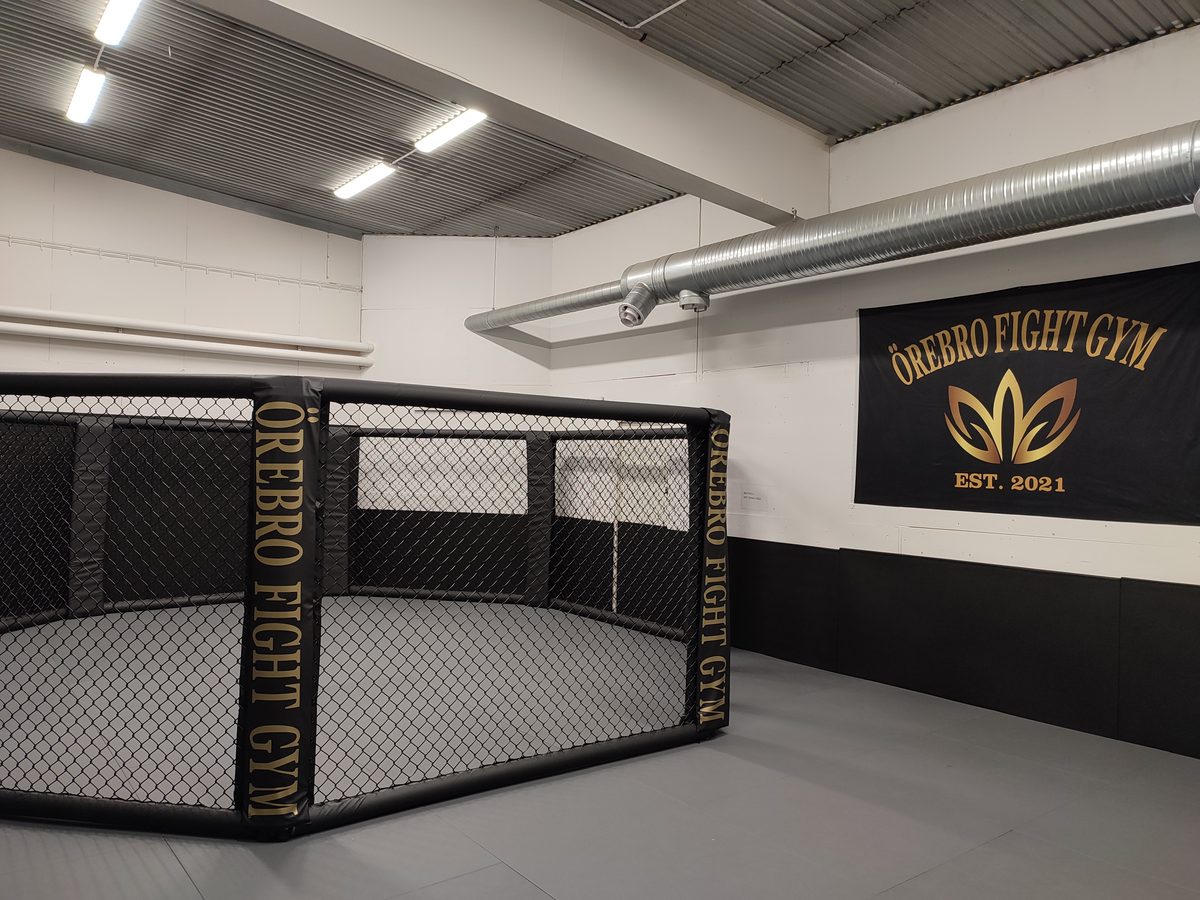 Örebro Fight Gyms lokal med matchbur